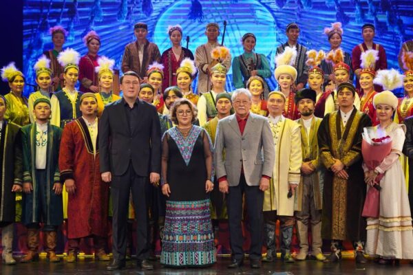«Алатау» дәстүрлі өнер театры ауылдарды аралап қайтты