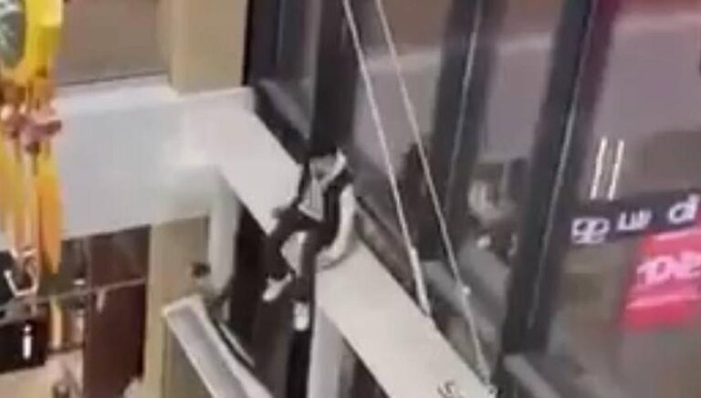 Атырауда ойын-сауық орталығында жасөспірім биіктен құлады